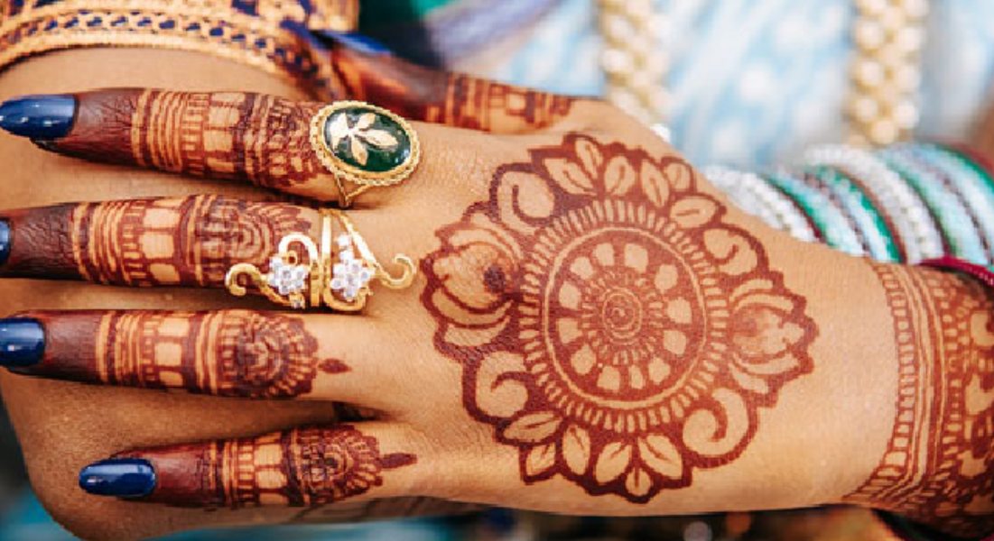 beautiful-henna-design-adorns-hands-featuring-intricate-rose-and-vine-patterns-extending-from-wrists-to-fingertips-complemented-by-solid-color-on-nail-beds-green-outdoor-background-free-photo