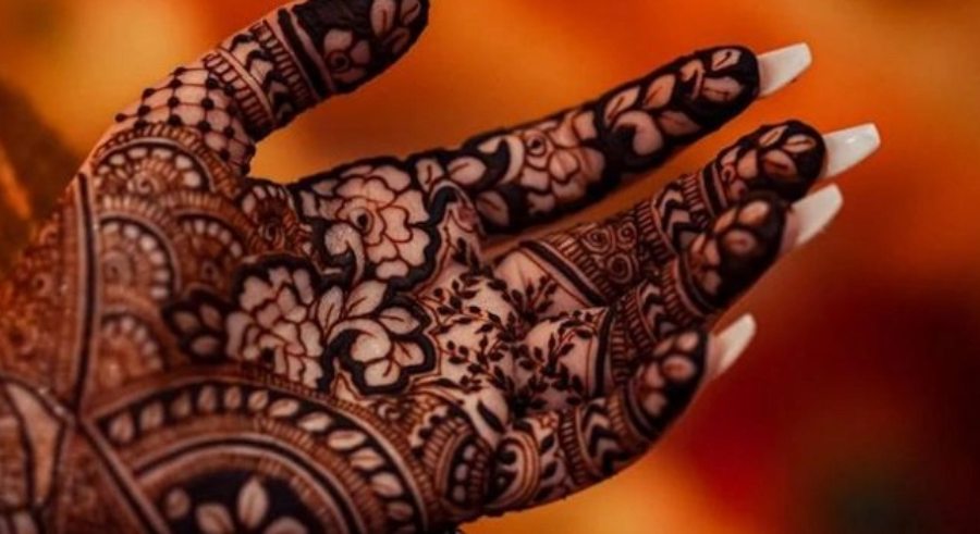 kamal beautiful-henna-design-adorns-hands-featuring-intricate-rose-and-vine-patterns-extending-from-wrists-to-fingertips-complemented-by-solid-color-on-nail-beds-green-outdoor-background-free-photo