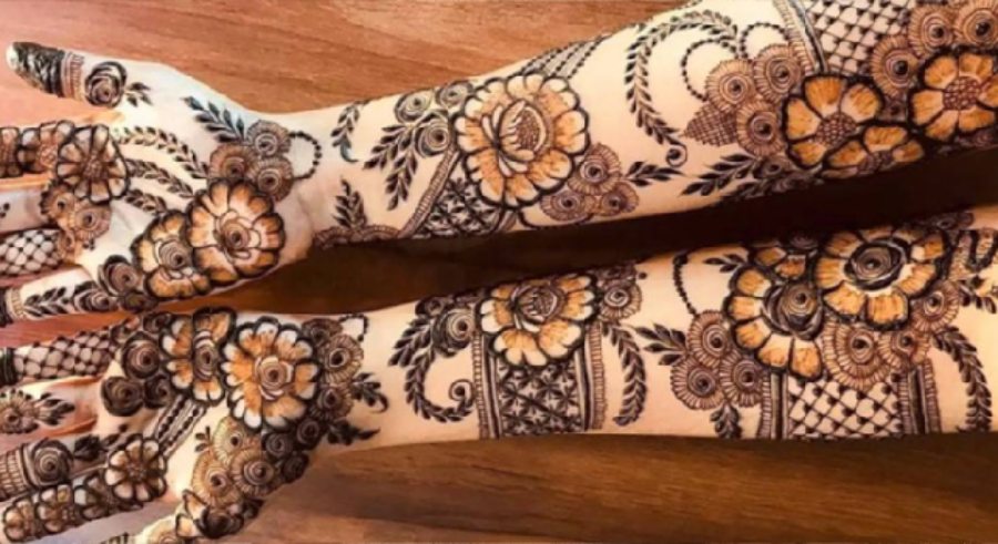 kamalbeautiful-henna-design-adorns-hands-featuring-intricate-rose-and-vine-patterns-extending-from-wrists-to-fingertips-complemented-by-solid-color-on-nail-beds-green-outdoor-background-free-photo