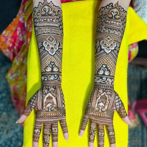 krishna-mehandi-artist