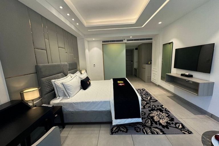 Mastiff Select Mandavya Dharamkot, Mcleodganj room