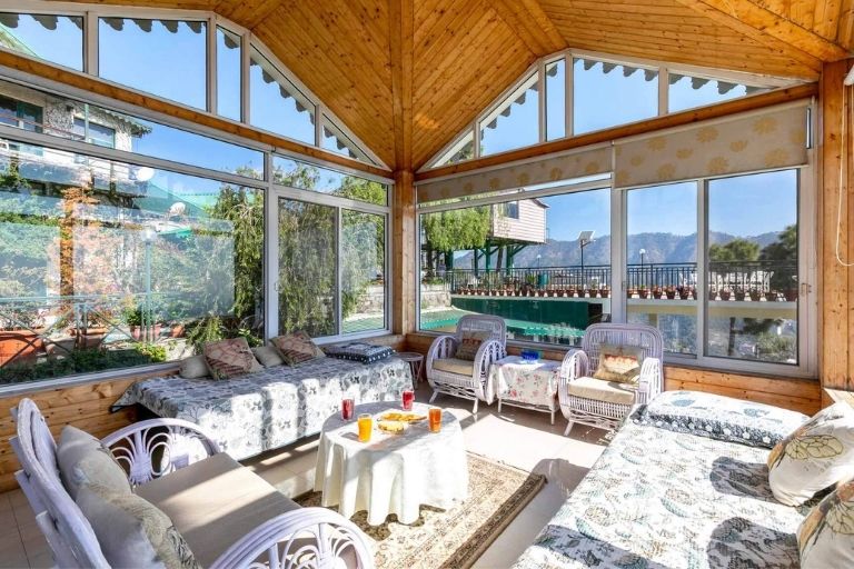 StayVista At Villa Mountain Crest setting area