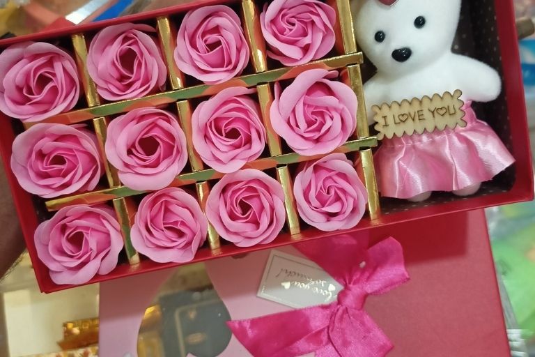 V7 Gift & cosmetics