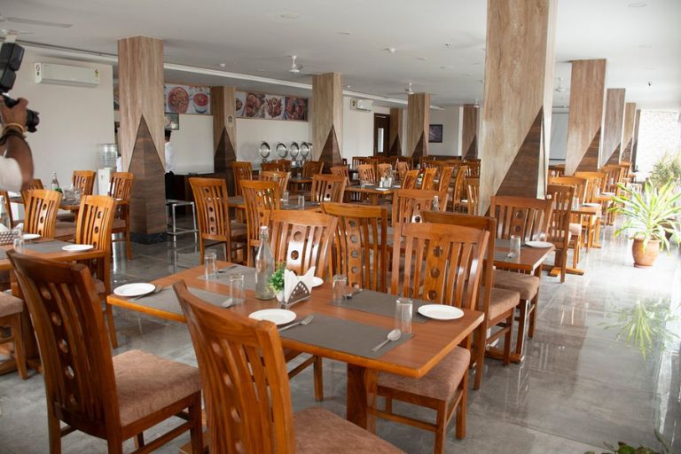 Dhauladhar Hills Resort and Spa mountain surroundings