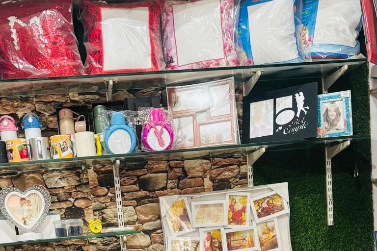 Frame And Gift Hub gift shop