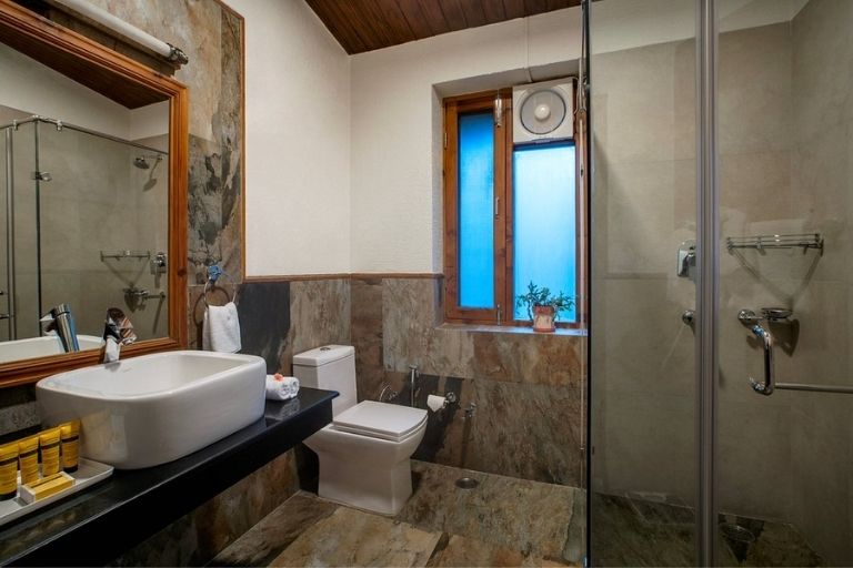 LaRiSa Resort washroom