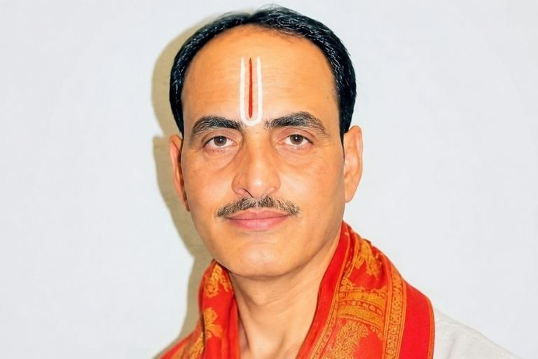 Pandit Pyare Lal Bhardwaj offering personalized consultations