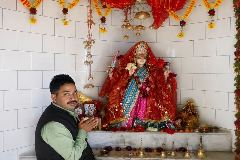 Pandit Sanjay Thapliyal performing Hindu wedding rituals