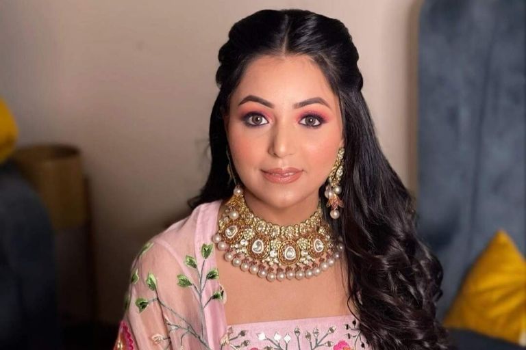 Bridal makeup services by Aarti Makeovers Kunihar (1)