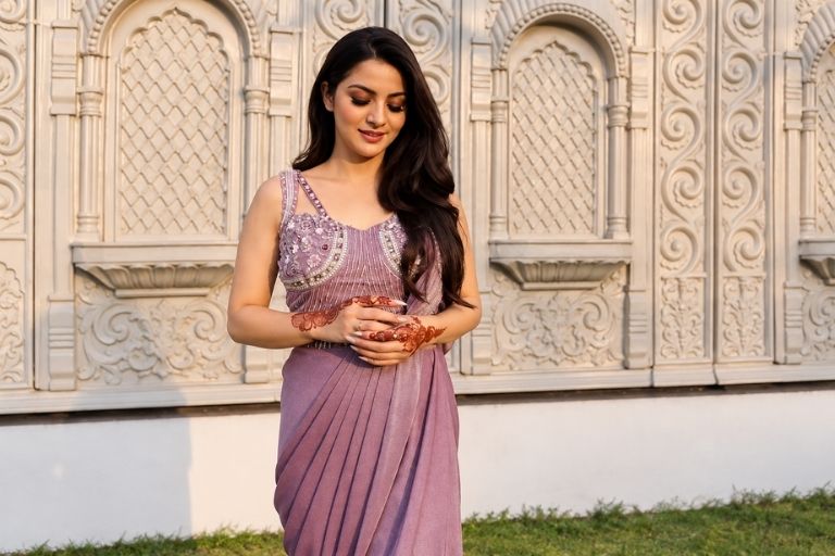 Elegant suit set from Meena Bazaar clothing collection.