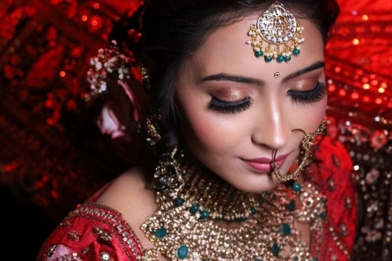 Professional makeup artist at Aarti Makeovers Kunihar