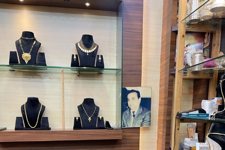 T.R. Chauhan Gold Smiths for elegant gold jewellery