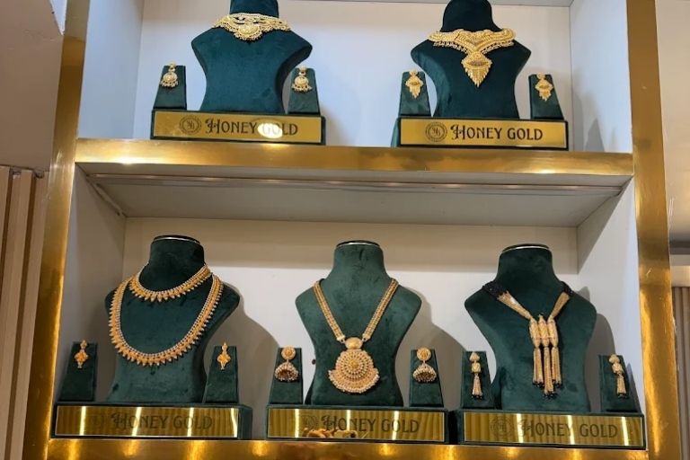 Arvind Sethi Jewellers elegant gold ornaments (1)
