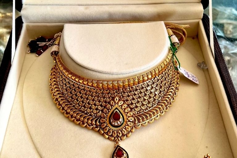 Atikant Jewellers elegant gold ornaments