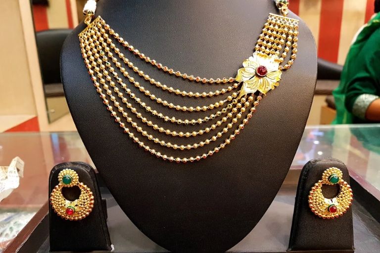 Beautiful necklaces and earrings at Bhagasidh Abhushan