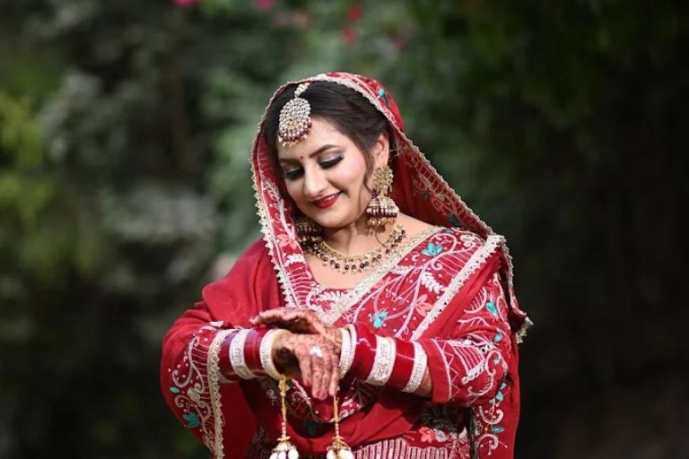 Gaurav Studio providing creative pre-wedding photoshoot services