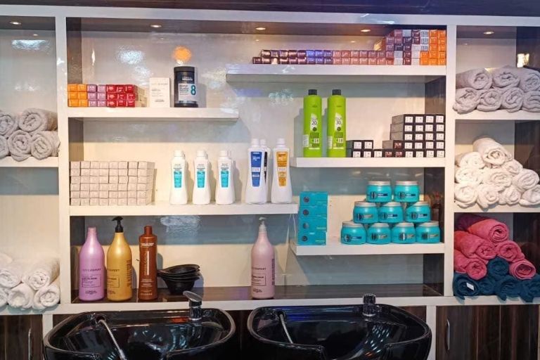 Hair Makerz for stylish haircuts and personalized hair care