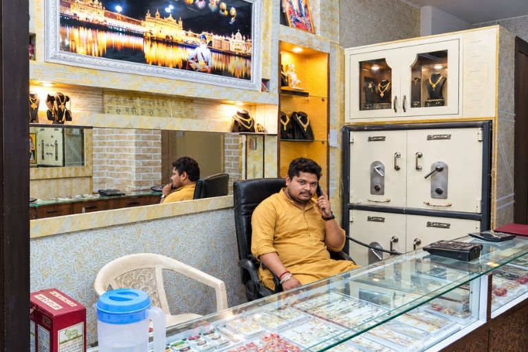 MRJ Jewellers for elegant gold jewellery designs