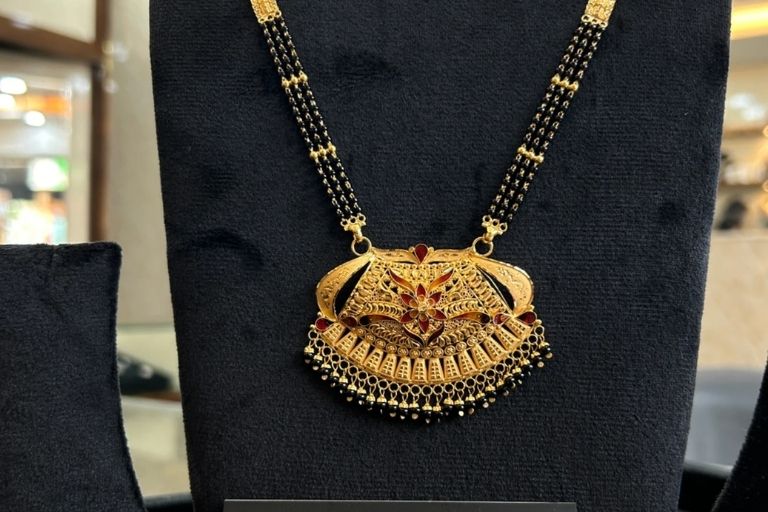 Mahadev Jewellers elegant gold ornaments