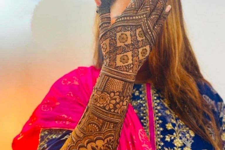 Manali Kullu Mehandi Art Prem creating henna designs