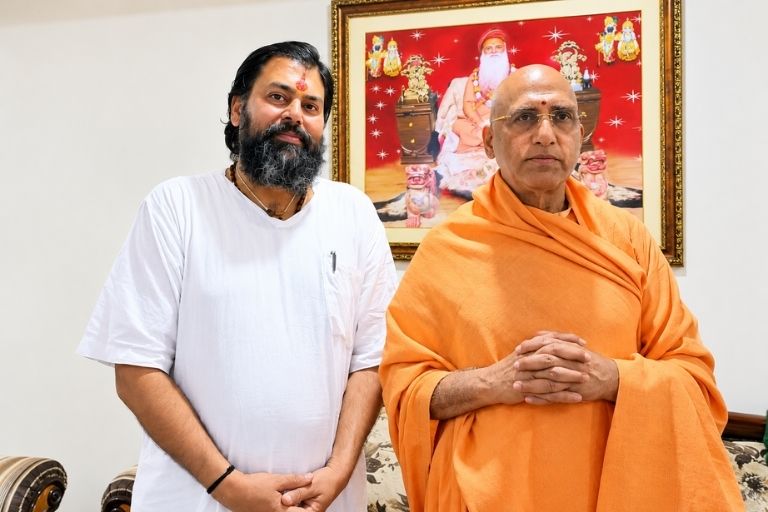 Pandit Satish Sharma performing sacred marriage rituals (1)