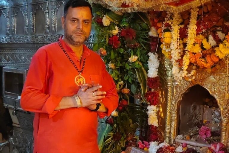 Pujari Bibhu Sharma conducting Vedic havan and sacred rituals