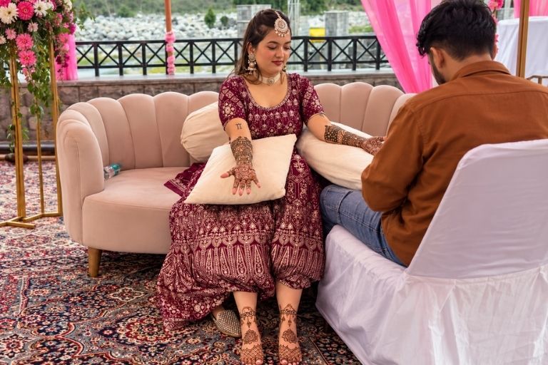 Raju Mehandi Arts creating beautiful bridal mehndi